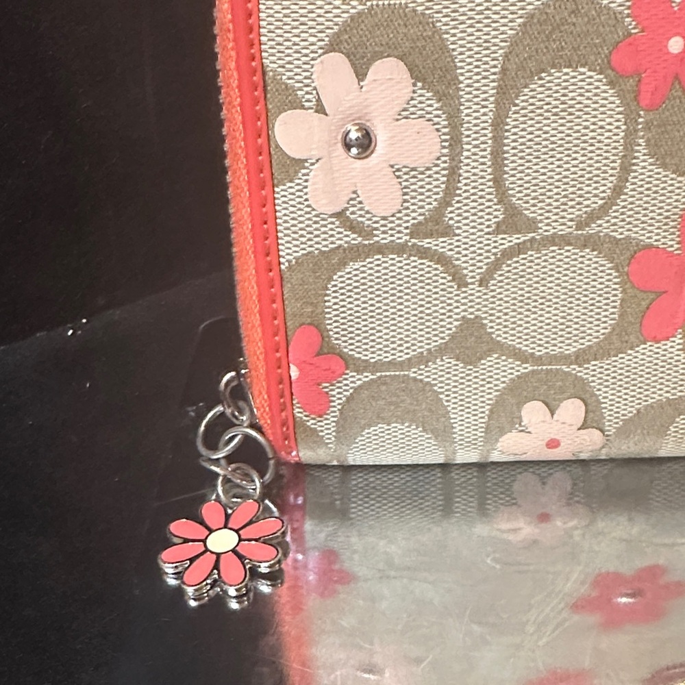Coach Daisy Floral Zip accordion Wallet in Coral and Khaki - Picture 12 of 12